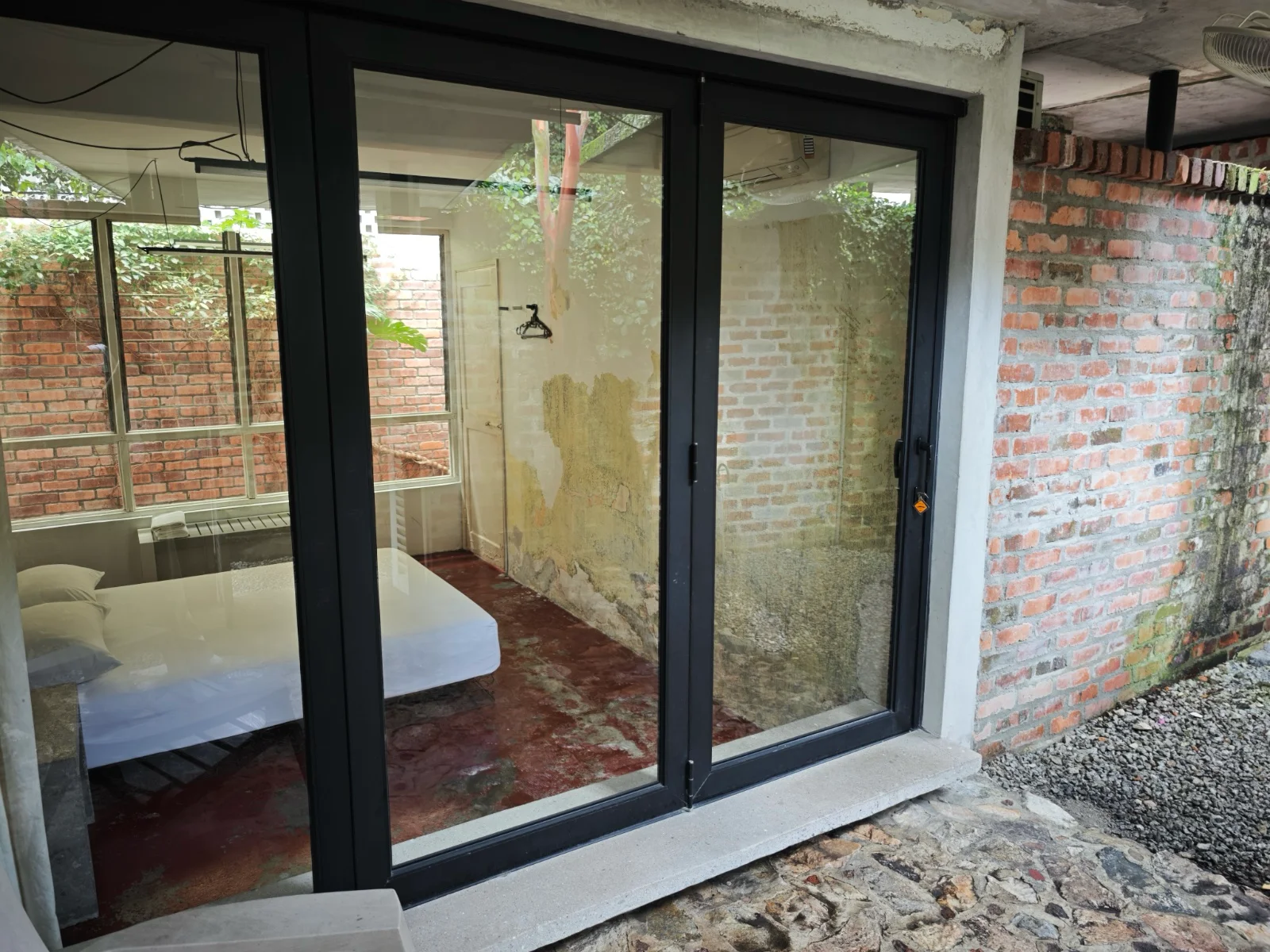 MEDIUM COURTYARD ROOM